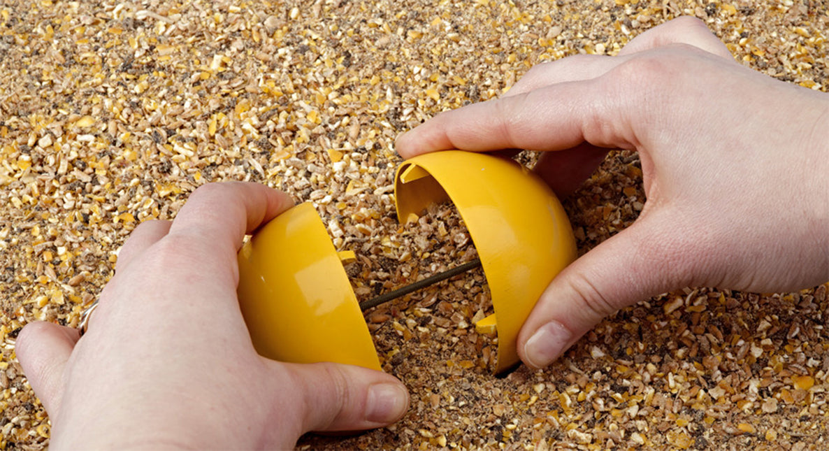 AnimalstoreXL Savic Snackbal Chickenfun Geel 7.5cm